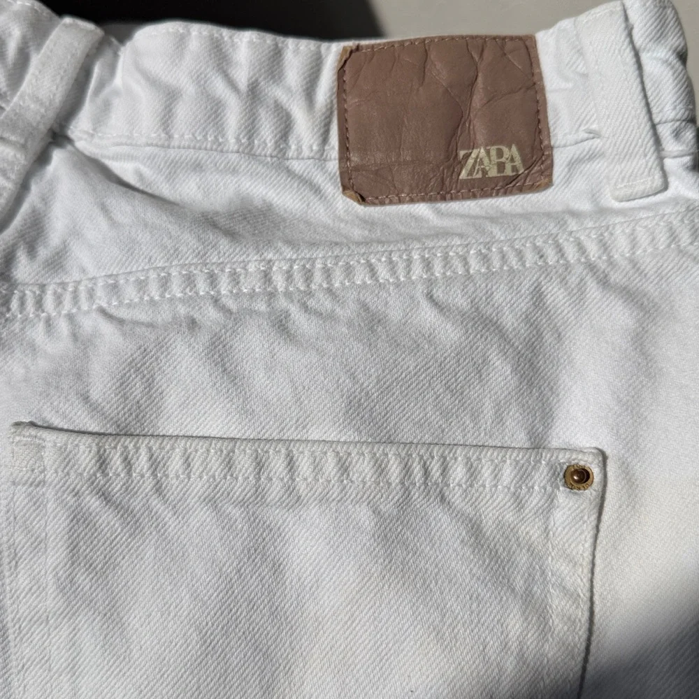 Zara Cut Off Distressed White Denim Jeans Women’s Size 6